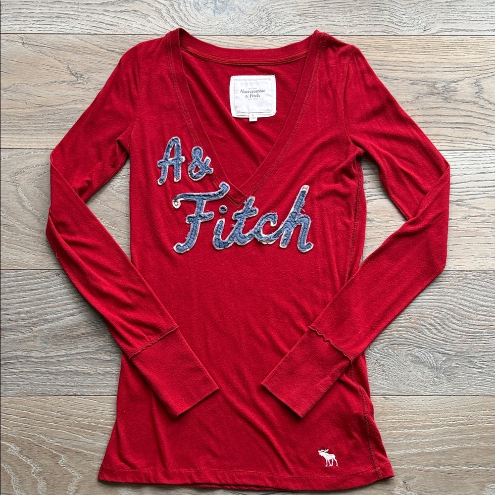 A&F Red Deep V-Neck Long Sleeve Distressed Blue Logo Front Patch, White Moose-S